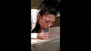 Съседката не стана с ...