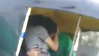 Мама учи дъщеря си д ...
