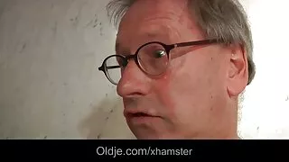 Опитна майка учи на  ...